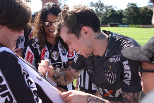 Em julho de 2018, enquanto se recuperava de leso, Bernard esteve na Cidade do Galo para treinamentos e recebeu o carinho de fs (foto: Edsio Ferreira/EM/D.A Press)