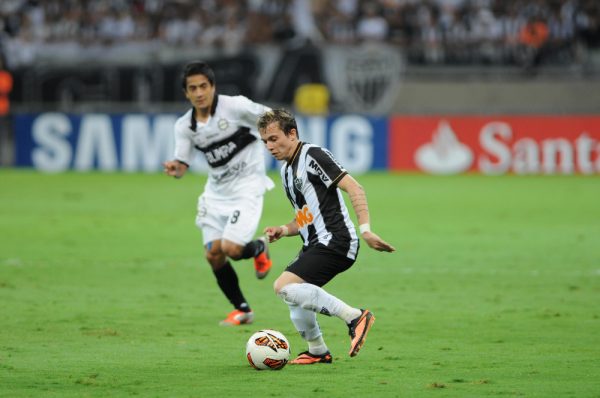 Bernard em ao pelo Atltico na final da Libertadores de 2013 (foto: Gladyston Rodrigues/EM/D.A Press)