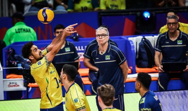 Bernardinho acompanha Brasil x Ucrnia na Liga das Naes Masculina de Vlei (foto: Divulgao/FIVB)
