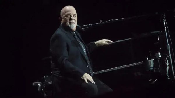 Billy Joel adia shows após cirurgia decorrente de queda no palco