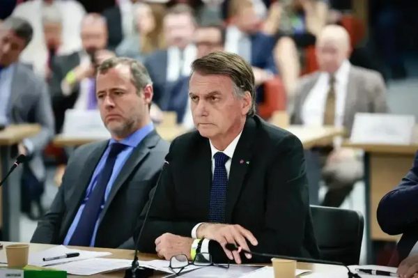 Bolsonaro se diz “arrepiado” ao discutir atos de 8 de janeiro como golpe
