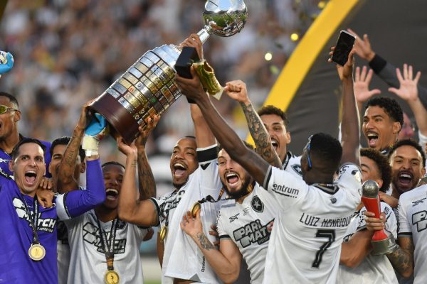 Gatito Fernndez ( esquerda, de lils) durante comemorao de ttulo do Botafogo na Libertadores de 2024 (foto: Alexandre Guzanshe/EM/D.A Press)