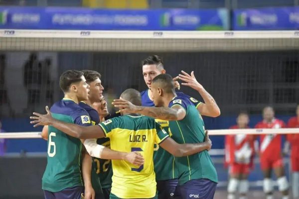 Brasil comemora ponto sobre o Peru na Copa América de vôlei