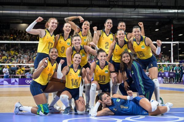 Jlia Bergmann (primeira da esquerda para a direita entre as levantadas) venceu o bronze olmpico pela Seleo em 2024 (foto: Leandro Couri/EM/D.A Press)