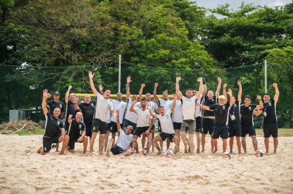 Jogadores e comisso tcnica do Brasil no futebol de areia (foto: Marlon Panagary/CBF)