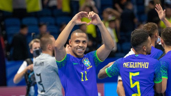 Ferro, craque do Brasil, comemora vitria sobre a Ucrnia e classificao para a final do Mundial (foto: Leto Ribas/CBF)