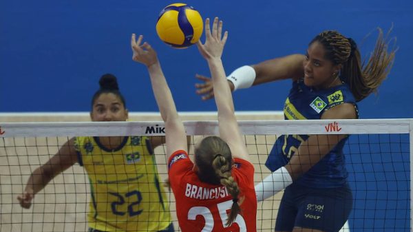 Ana Cristina ataca bola durante Brasil x Tchquia, pela VNL (foto: Divulgao/FIVB)