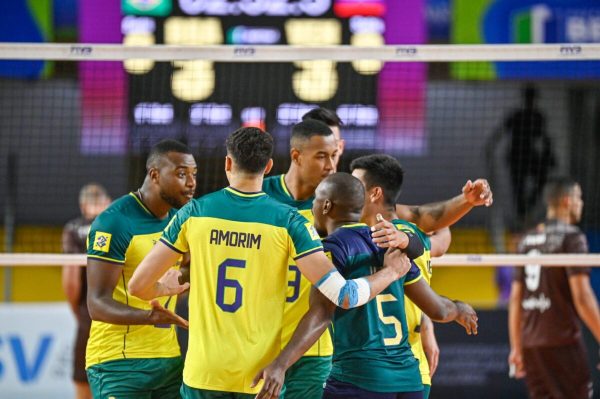 Brasil comemora ponto contra a Venezuela na Copa Amrica Masculina de Vlei (foto: Gustavo Rabelo / BHFOTO)