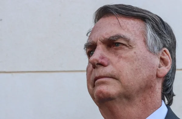 Bolsonaro volta a ser internado por erisipela e não tem previsão de alta