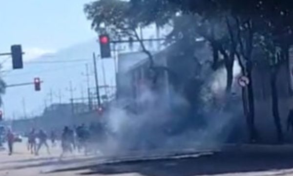 Briga entre torcedores de Vasco e Flamengo (foto: Reproduo)