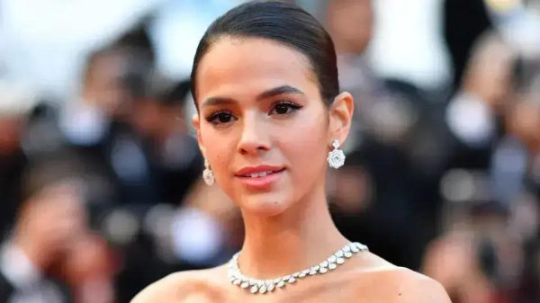 Bruna Marquezine curte e remove comentário sobre Virgínia