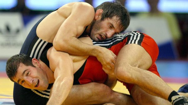 Buvaisar Saitiev (de azul) durante luta pelo Mundial (foto: ATTILA KISBENEDEK/AFP)