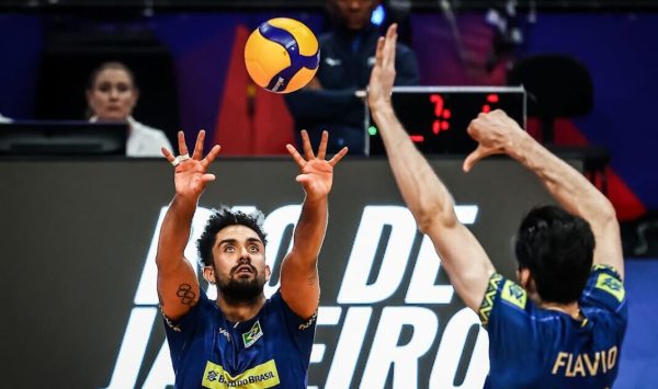 Cachopa levanta bola para Flvio durante Brasil x Cuba, pela Liga das Naes Masculina de Vlei (foto: Divulgao/FIVB)