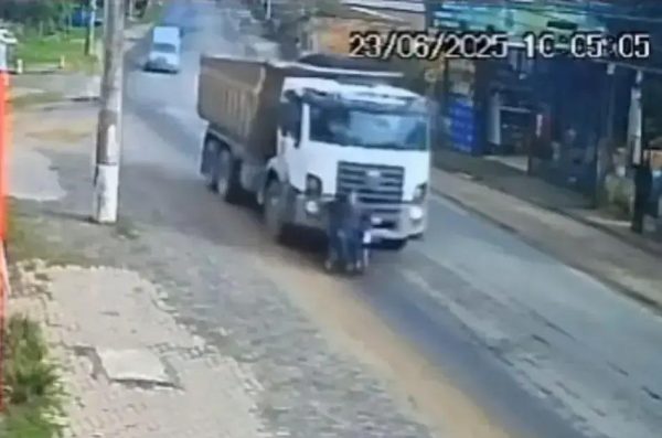 Cadeirante de 68 anos é arrastado por caminhão e sobrevive milagrosamente em Porto Alegre
