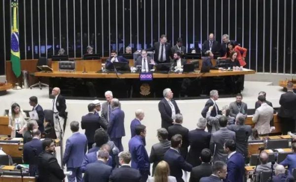 Câmara agenda votação de projeto que suspende aumento do IOF
