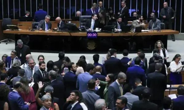 Câmara dos Deputados aprova urgência para suspender decreto do IOF
