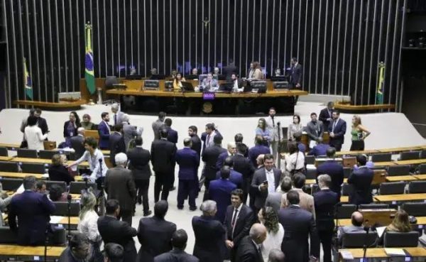 Câmara dos Deputados pode aprovar reajuste salarial para servidores hoje