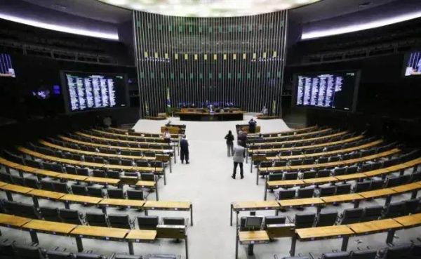 Câmara pode votar atualização da Consolidação das Leis do Trabalho hoje