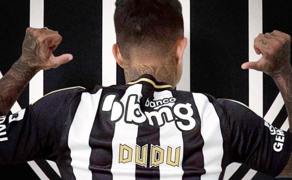 Atacante Dudu de costas, com a camisa do Atltico (foto: Divulgao/Atltico)