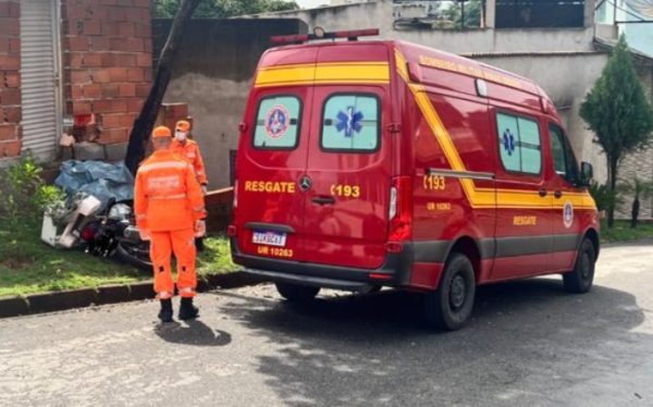 Motociclista desvia de cachorro, perde controle e morre após colisão com árvore e muro em Santana do Paraíso