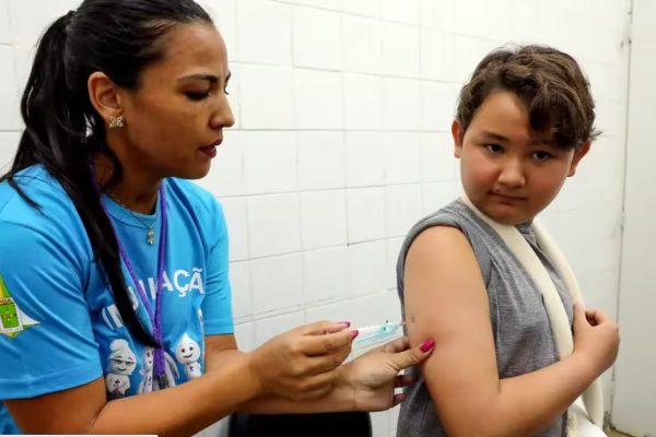 Saúde deve ampliar vacinação contra dengue para adolescentes até 14 anos