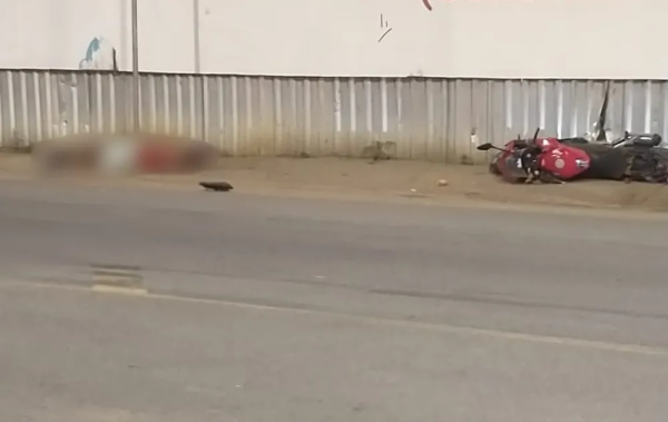 Motociclista morre após bater violentamente em poste, em Ipatinga