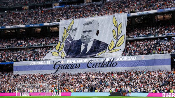 Bandeira dedicada a Carlo Ancelotti (foto: Real Madrid/Divulgao)