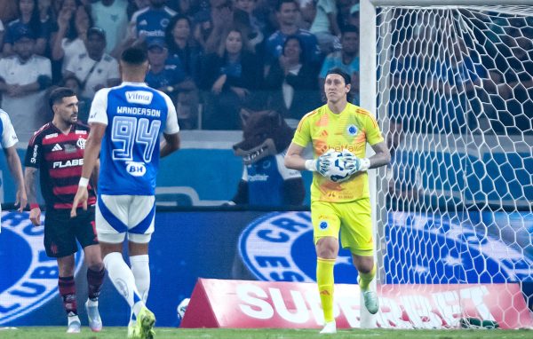 Cssio, goleiro do Cruzeiro, durante vitria por 2 a 1 sobre o Flamengo, pelo Brasileiro (foto: Gustavo Aleixo/Cruzeiro
)
