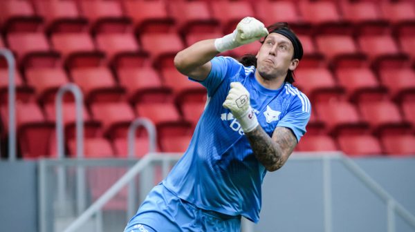 Cssio, goleiro do Cruzeiro, durante aquecimento (foto: Gustavo Aleixo/Cruzeiro)