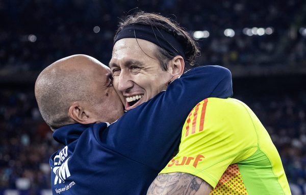 Leonardo Jardim, tcnico do Cruzeiro, abraando Cssio, goleiro (foto: Gustavo Aleixo/Cruzeiro)