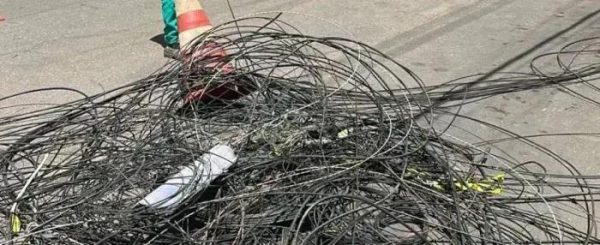 Cemig retira 3,6 toneladas de cabos de telecom irregulares em Minas