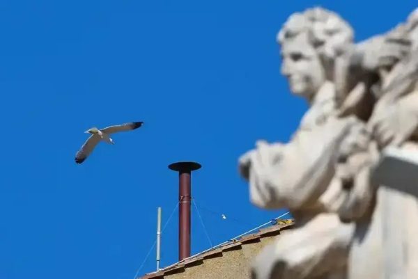 Chaminé na Capela Sistina é instalada para eleição do novo papa