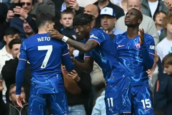 Chelsea triunfa sobre Everton e retorna à zona da Champions League