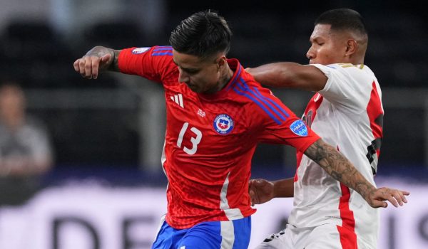 Lance do jogo entre Chile e Peru (foto: Reproduo / Twitter @CopaAmerica)