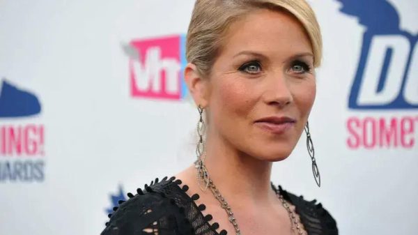 Christina Applegate enfrenta sérios desafios após diagnóstico de esclerose múltipla