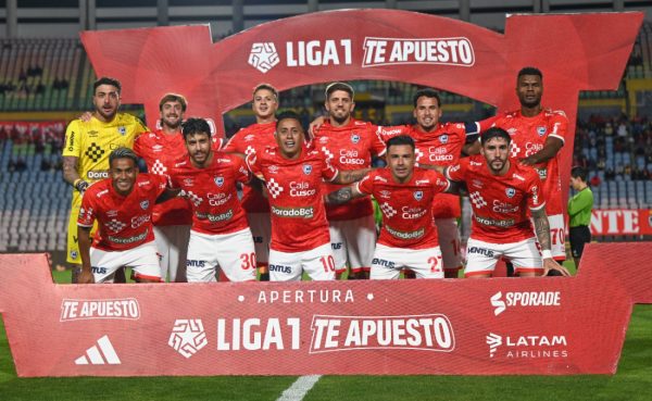 Christian Cueva (terceiro da esquerda para a direita na fileira de baixo da foto) lidera boa fase do Cienciano (foto: Divulgao/Cienciano)
