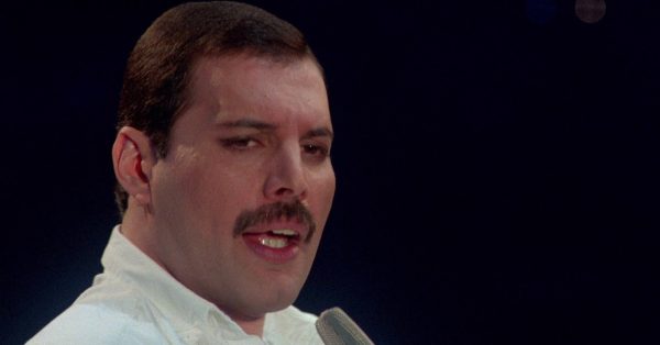 Freddie Mercury canta 'Evidências' com ajuda da tecnologia