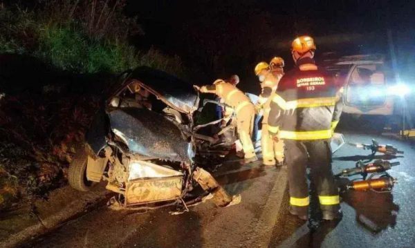 Colisão de 4 veículos na BR-365: 2 mortos e 11 feridos