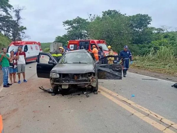 Colisão frontal na BR-381 deixa motorista preso às ferragens em Santana do Paraíso