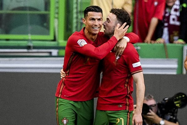 Juntos, Cristiano Ronaldo e Diogo Jota conquistaram dois ttulos da Liga das Naes pela Seleo Portuguesa (foto: PATRICIA DE MELO MOREIRA/AFP)