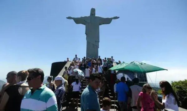 Cristo Redentor reabre após fechamento por incidente trágico