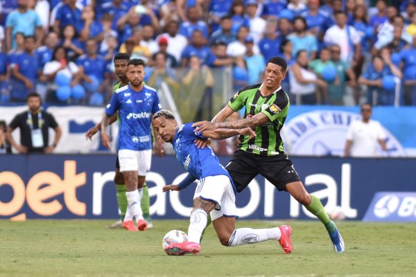 Matheus Pereira e Kau Diniz, jogadores de Cruzeiro e Amrica, respectivamente, em clssico no Mineiro (foto: Ramon Lisboa/EM/D.A Press)