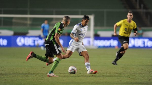 Jogadores de Cruzeiro e Amrica em duelo no Independncia (foto: Alexandre Guzanshe/EM/D.A Press)