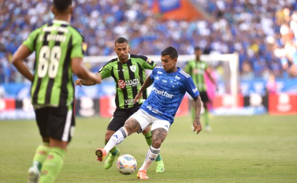 Cruzeiro e Amrica em jogo de ida da semifinal do Mineiro (foto: Ramon Lisboa/EM/D.A Press)