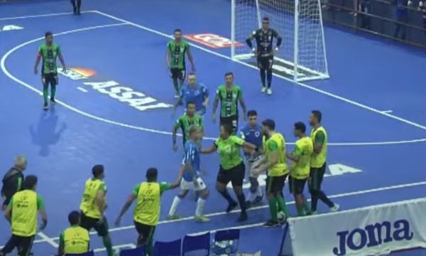 Cruzeiro e Amrica em jogo de futsal (foto: Reproduo/Youtube)