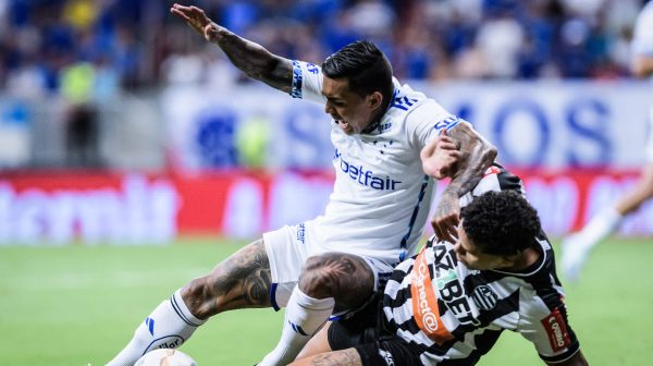 Disputa entre jogadores de Cruzeiro e Athletic (foto: Gustavo Aleixo/Cruzeiro)