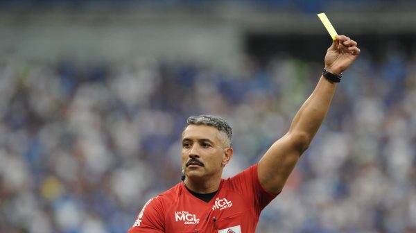 Felipe Fernandes de Lima liderou a equipe de arbitragem no clssico entre Cruzeiro e Atltico (foto: Alexandre Guzanshe/EM/D.A Press)