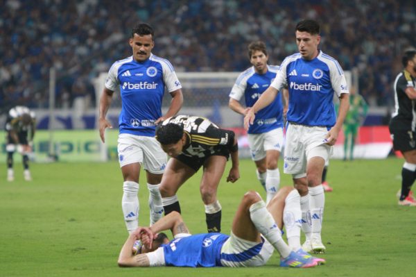 Rony xingou Fabrcio Bruno aps cometer falta no zagueiro durante Cruzeiro x Atltico (foto: Edesio Ferreira/EM/DA.Press)