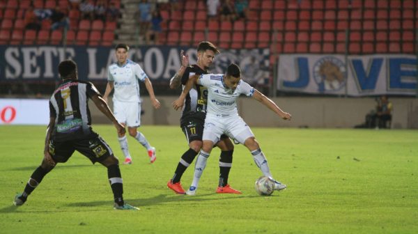 Jogadores de Cruzeiro e Democrata disputando bola na Arena do Jacar (foto: Edesio Ferreira/EM/D.A Press)