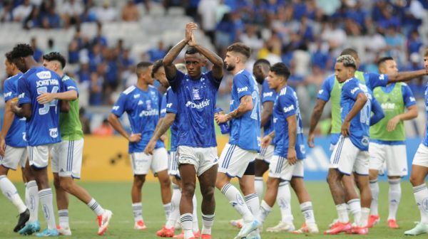 Jogadores do Cruzeiro aplaudindo a torcida aps derrota para o Atltico no Mineiro (foto: Alexandre Guzanshe/EM/D.A Press)